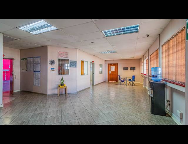 1,963M² FACTORY FOR SALE IN BOOYSENS